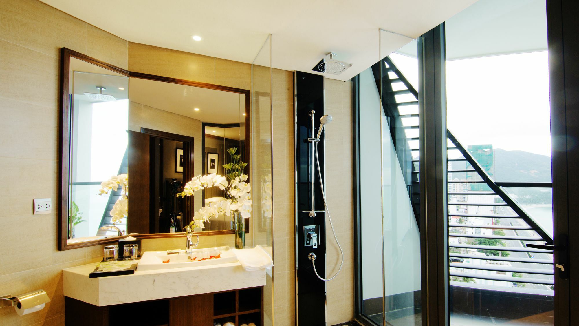 Boton Blue & 5* Nha Trang